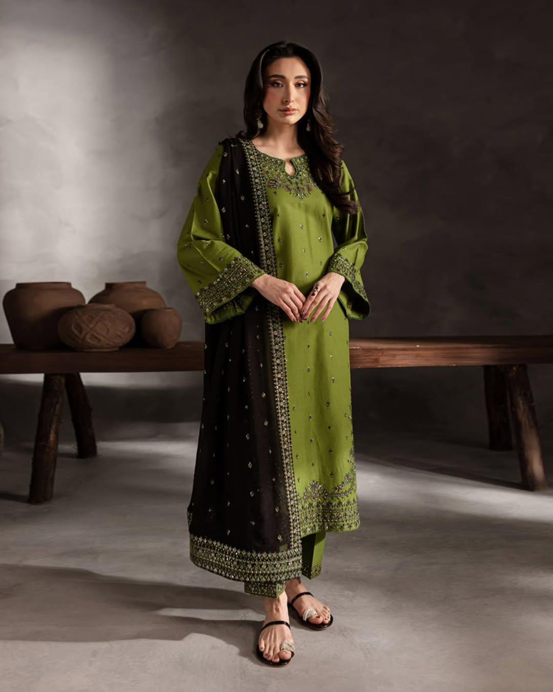 Ezza lawn 3PC – Elegance in Every Thread