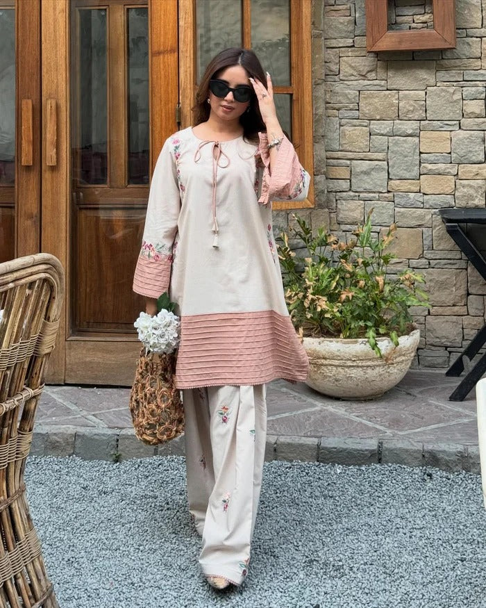 VAARI LAWN 2PC ( FARSHI SHALWAR )